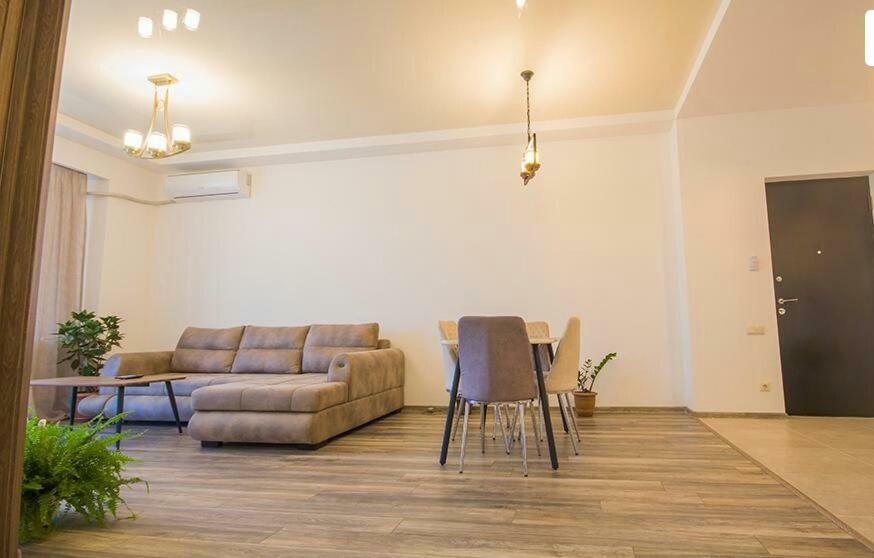 Tikas Home Апартаменты Tbilisi Luaran gambar